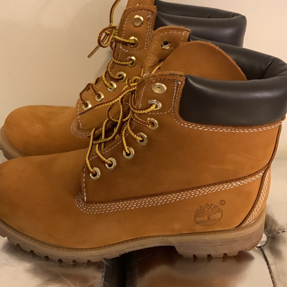 TIMBERLAND tan boots with brown leather on top of boots size 8.5. - Picture 2 of 9
